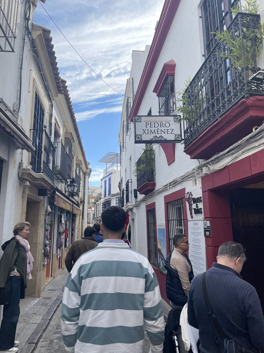alvarocaldeeron's tweet photo. Alguien puede quitarme la señora de la izquierda? https://t.co/SN6NFulqNv
