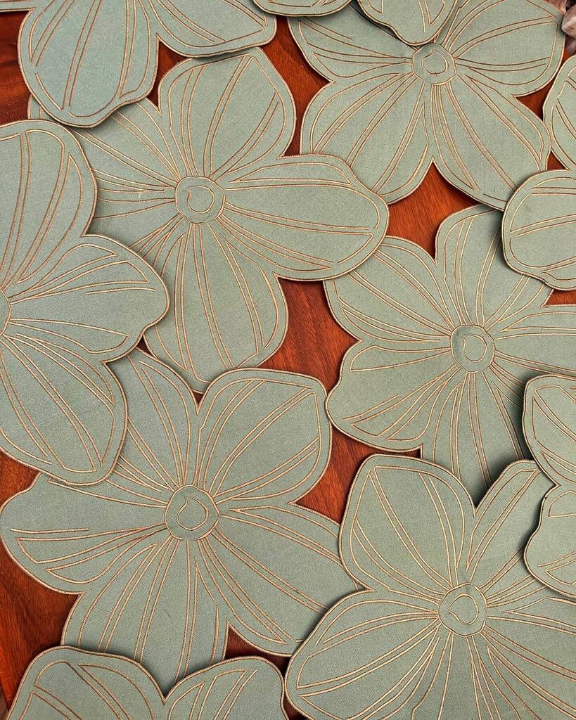 Can’t get enough flower placemats!! 🌸
•
•

#homewares #tabletop #tabledecor #homedecor #5conejos #placemats  #ceramica #hilos #materialesartesanales #decoracion #decoration #thegreatindoors #clothnapkins #ringnapkins #textiledesigne #textilesforhome … instagr.am/p/CohoXdSOV0K/