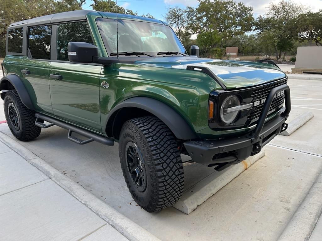 CaMeaux's tweet photo. #BaylorFam this #BaylorGreen 2022 Wildtrack Bronco could be yours! $80k with all the bells and whistles!  My friend bought this one then had her custom 2023 come in. Owned by insurance agent &amp; my friend. Immaculate upkeep. https://t.co/QmbDGMNTCM