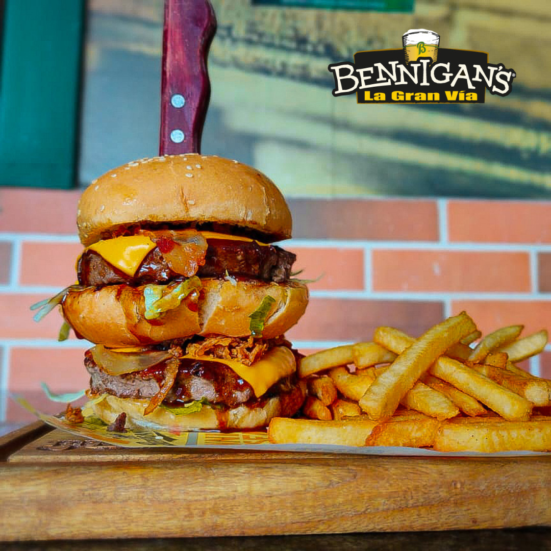 Bennigans_SV's tweet photo. Comienza tu domingo con la burger perfecta🍔🍀😎🍔, te estamos esperando para darte la mejor atención que mereces💚✨😎

Nos puedes encontrar en centro comercial La Gran Vía📍✨ y recuerda que puedes realizar tus reservaciones por DM o escribimos al 2278 7766📱🍀 https://t.co/U6MmZtdgnt