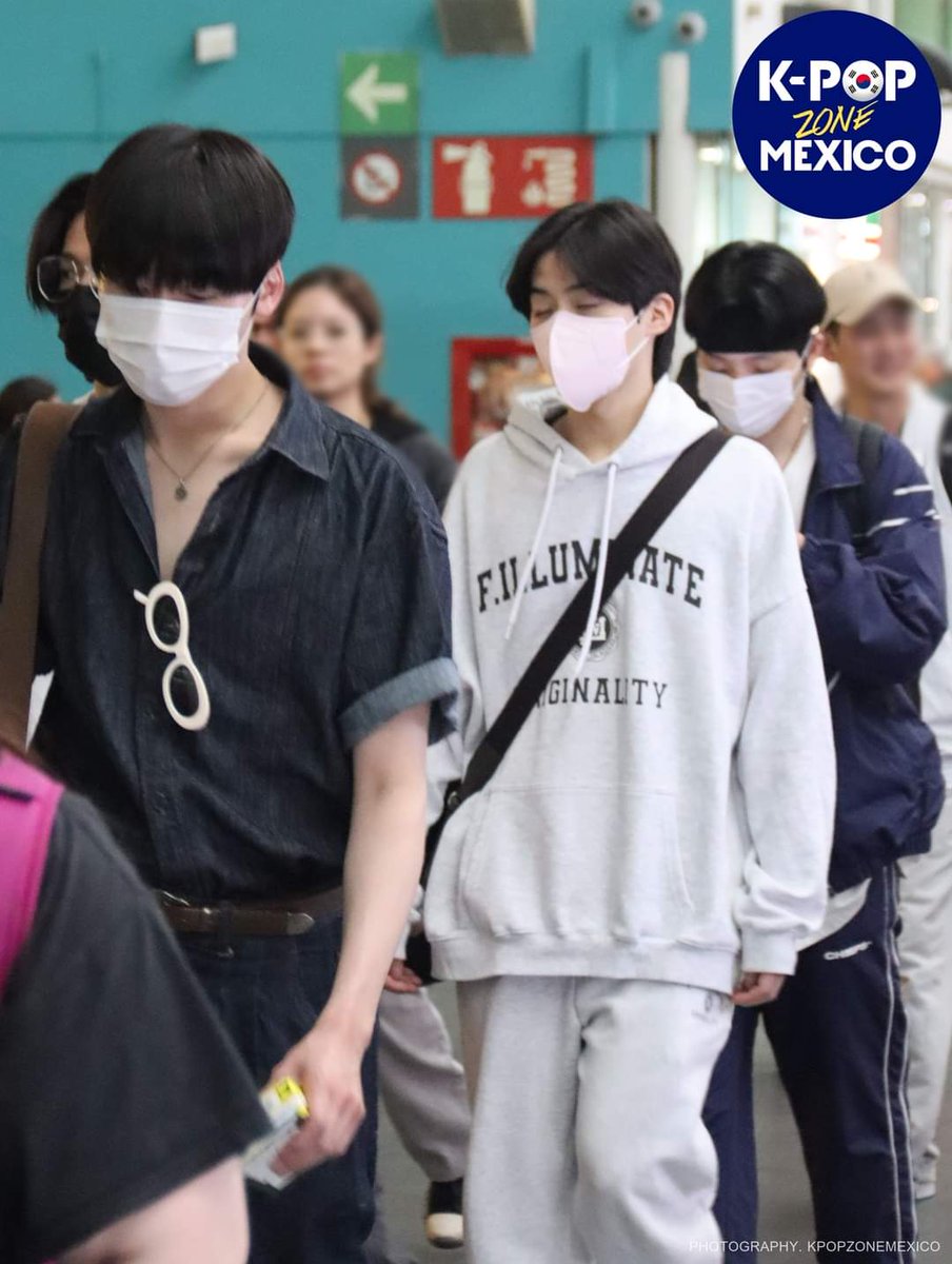 KpopZoneMexico's tweet photo. [COBERTURA] 2023.02.11

Los chicos de #ONEUS en el Aeropuerto de la CDMX rumbo a Chile

https://t.co/5q5fQNTbu8

¡Les deseamos un buen viaje y regresen pronto! 

#oneusreachforus 
#ONEUS #원어스  #HWANWOONG #LEEDO #KEONHEE #XION #SEOHO
#ONEUS #REACH_FOR_US #TOMOON #투문 https://t.co/dCUGNJRk7F
