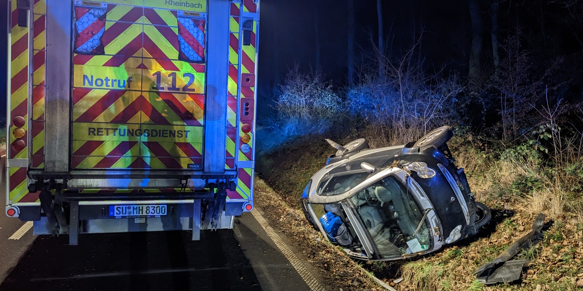 FF_Rheinbach's tweet photo. #Einsatzinfo | Gestern Abend war ein #Verkehrsunfall auf der #L113 zwischen #Rheinbach &amp; #Merzbach: Alleinunfall eines PKW. Unser Löschzug Rheinbach war zu Aufräumarbeiten mit auslaufenden Betriebsstoffen im Einsatz. Eine Person wurde vom Rettungsdienst behandelt. #Rheinbach112 https://t.co/9dvI8MTbv4