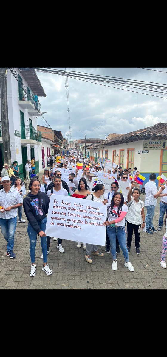 carlosoesc's tweet photo. En las 92.000 hectáreas del suroeste donde @MinAmbienteCo pretende bloquear a todo el sector productivo no hay sino emprendedores, empresarios grandes y pequeños que lo único que quieren es trabajar y construir un mejor país. 🇨🇴 @petrogustavo @susanamuhamad #EnJericóTodosCabemos https://t.co/dqpLlumZUw