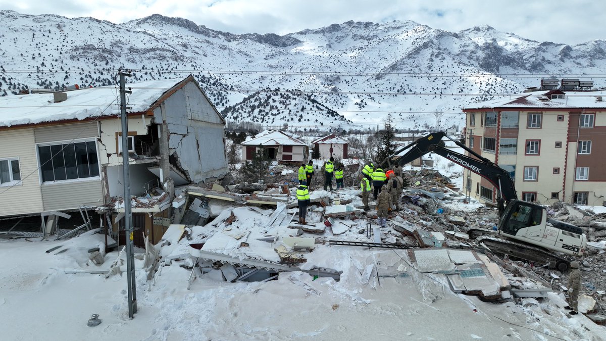 Vali Doç. Dr. İlker Gündüzöz, Kahramanmaraş Nurhak ilçesi Barış Mahallesi'ndeki arama kurtarma ve enkaz kaldırma çalışmalarını inceledi. 

Vali Gündüzöz, devletimizin tüm gücüyle vatandaşının yanında olduğunu ve en kısa sürede yaraların sarılacağını ifade etti.