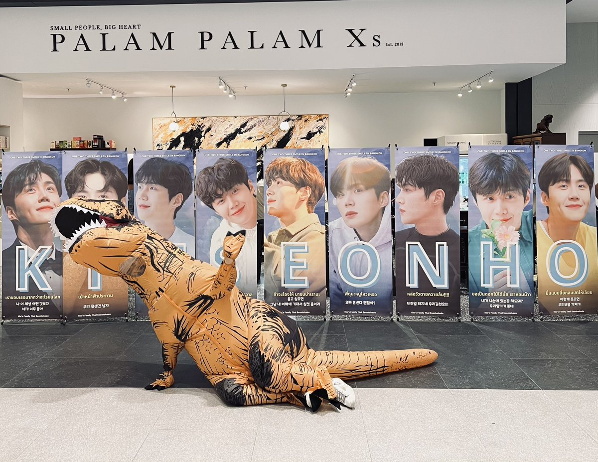 SLEEPY_SEONHO's tweet photo. ถ่ายภาพกับโปรเจคน่ารัก ๆ ค่ะ ขอบคุณ คุณปลาทู @yousobest1 นะคะ ช่วยเราทั้งวันเลย ถ้าไม่มีคุณปลาทูเราอาจสู้ไม่ไหวด้วยค่ะ ขอบคุณมาก ๆ นะคะ #KimSeonHo #คิมซอนโฮ #김선호 #2023KIMSEONHOASIATOURINBANGKOK #KimseonhoinBKK #KIMSEONHOinBKK2023 #คนสวย #ไดโนซอนเดอะพรอพโพเซิล https://t.co/dR9sNZu6Z9