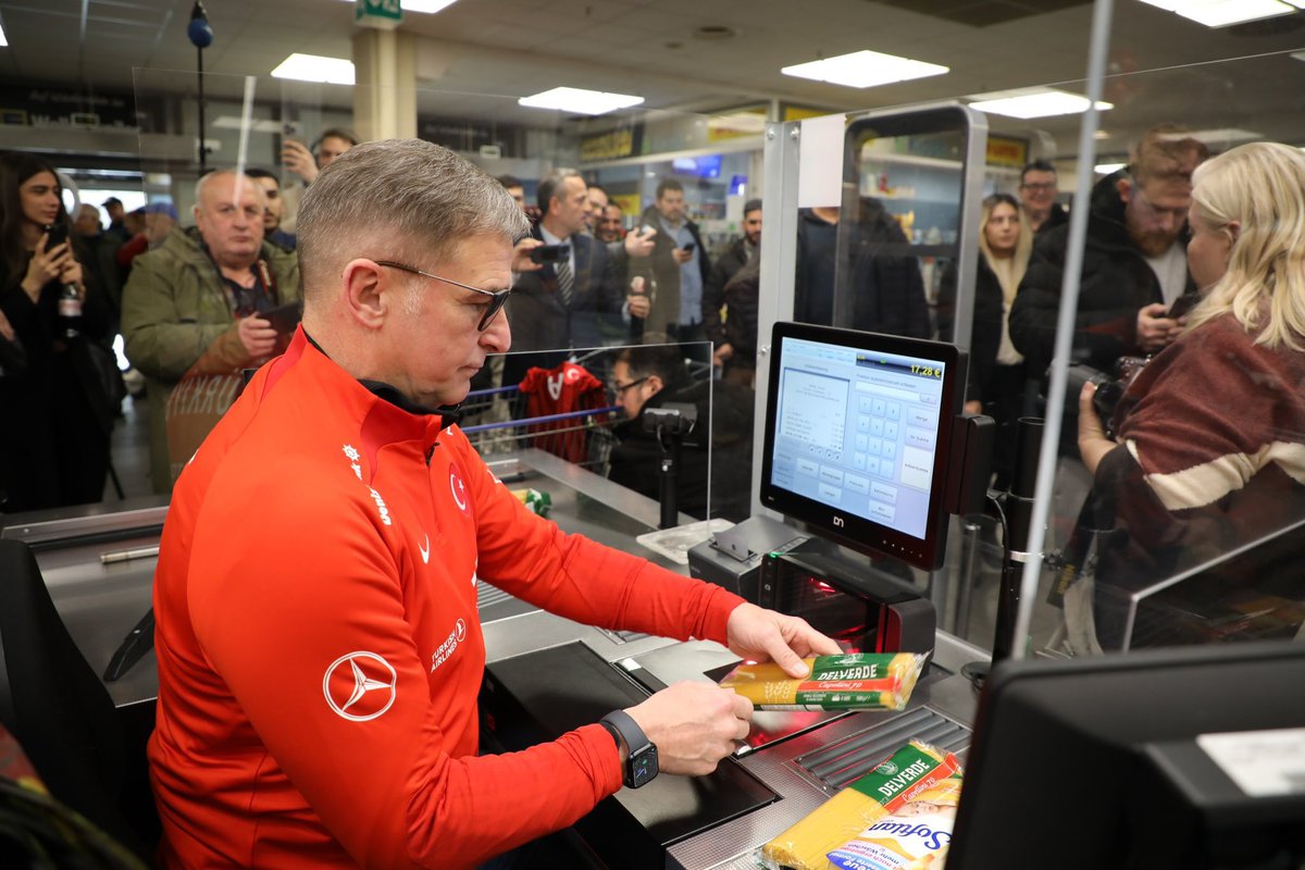 A Milli Futbol Takımı Teknik Direktörü #StefanKuntz Almanya’da bir markette kasiyerlik yaparak geliri Türkiye’de afetzedelere bağışlanmak üzere Almanya çapına yayılacak bir farkındalık ve bağış kampanyası başlattı.

<a href="/MilliTakimlar/">Türkiye #BizimÇocuklar 🇹🇷</a>