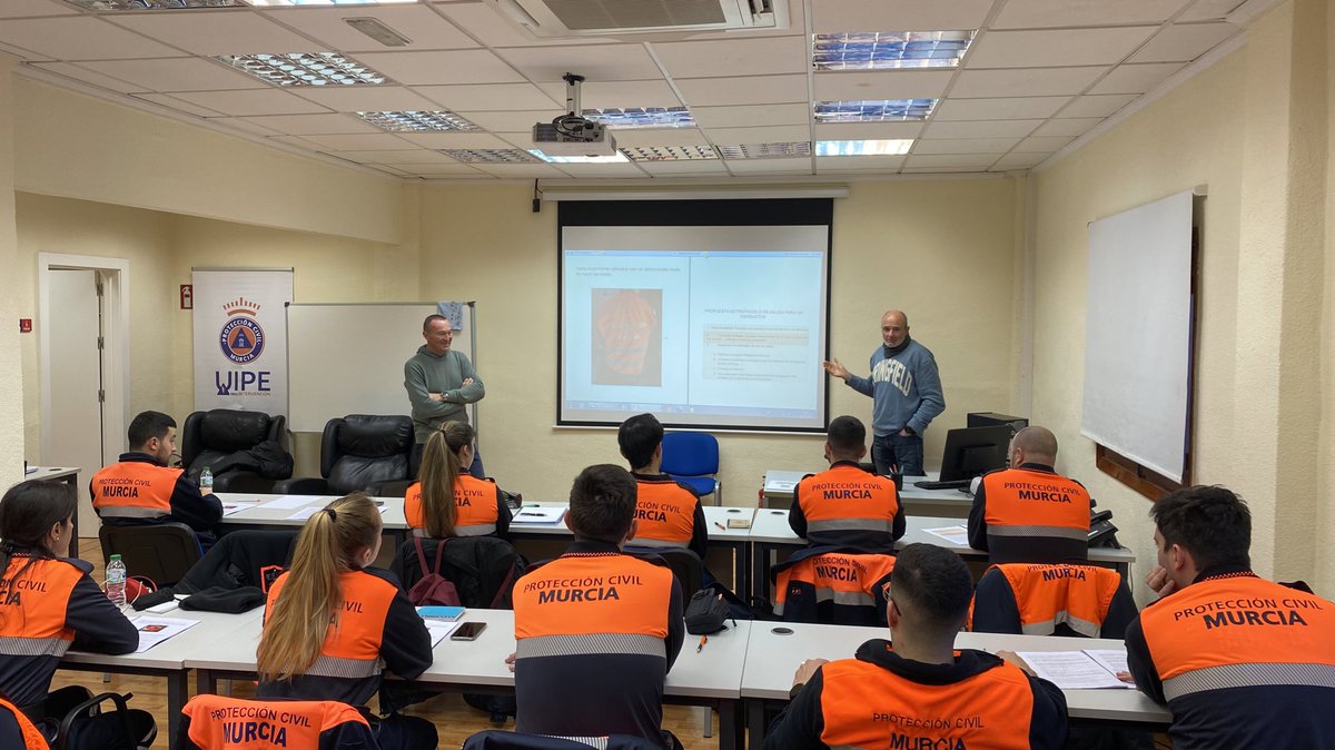 EmergenciasMur's tweet photo. 📍 18 efectivos de @EmergenciasMur se forman esta jornada en conducción en emergencias.

🚒 Los profesionales de la A.V. de @BomberosMurcia han impartido la formación. Les agradecemos su compromiso y colaboración. https://t.co/AJmV9ekpoy