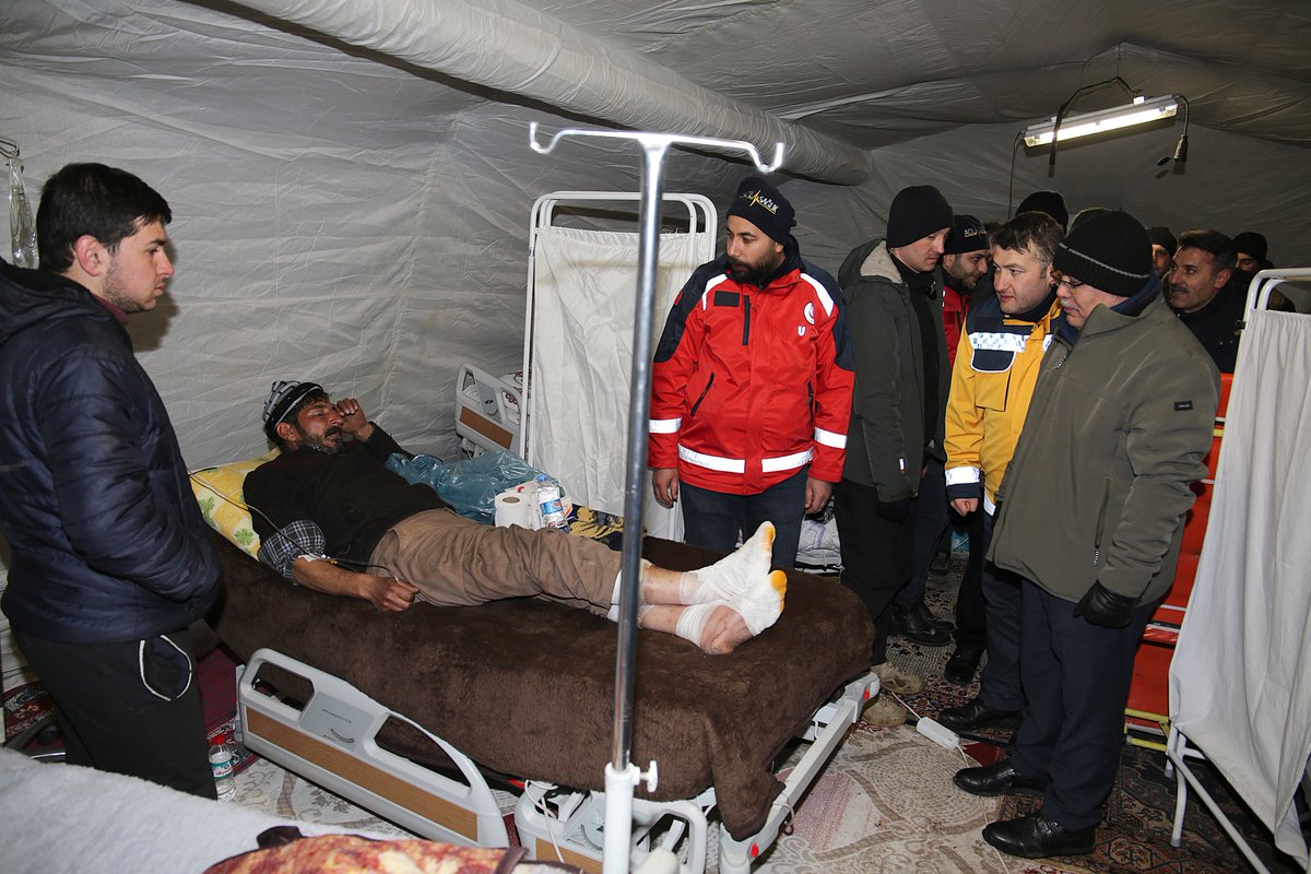 Vali Doç. Dr. İlker Gündüzöz, Kahramanmaraş Nurhak ilçesinde kurulan sahra çadırını ziyaret etti. 

Vali Gündüzöz, deprem sırasında yaralanan vatandaşlarımıza geçmiş olsun dileklerini iletirken, görevli sağlık  personeline de özverili çalışmalarından dolayı teşekkür etti.