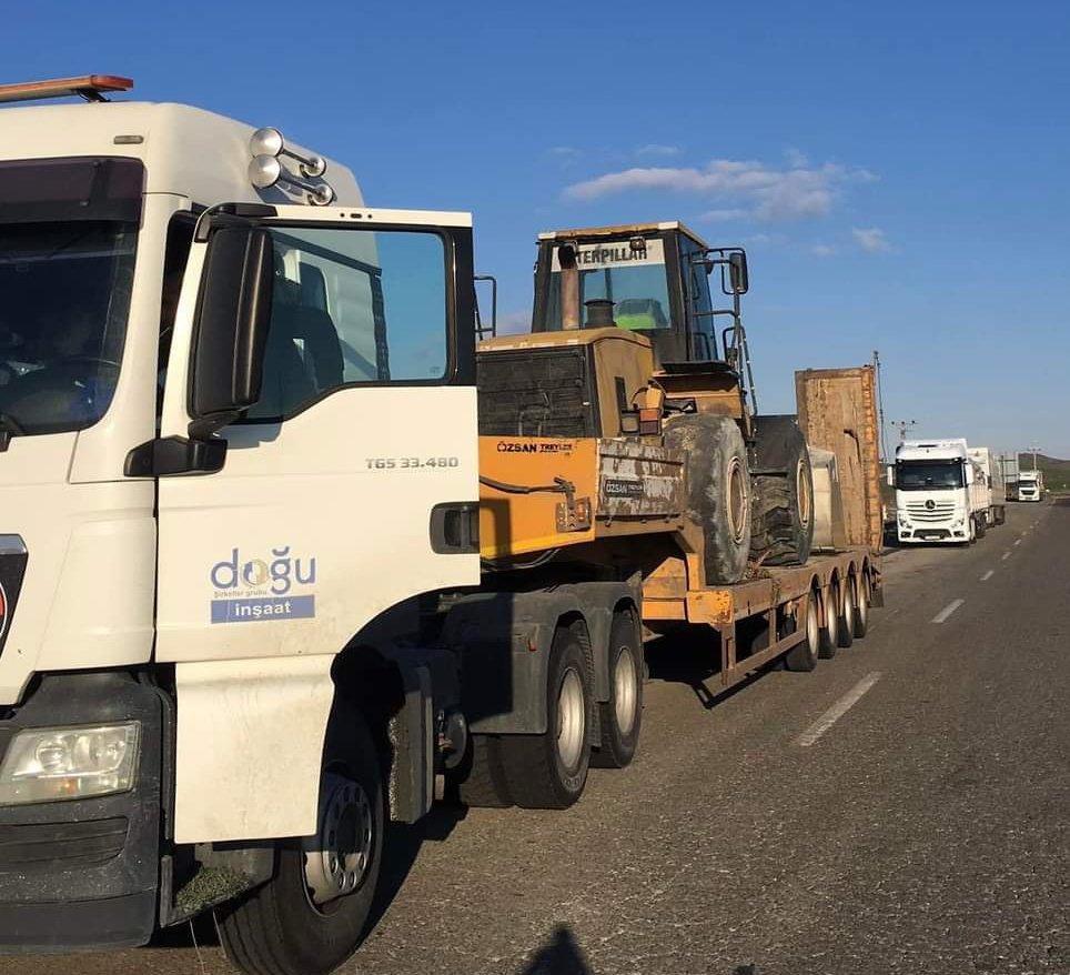10 ilde meydana gelen deprem bölgesinin her noktasında Doğu Şirketler Grubu Yönetim kurulu başkanı iş insanı Zahir Kandaşoğlu'na ait iş makineleri ve kamyonlarını görmek mümkün. Kandaşoğlu  ve çalışan emekçileri tebrik ediyoruz👏
<a href="/zahirkandas/">Zahir Kandaşoğlu</a> 
<a href="/mkandasoglu/">Mehmet Kandaşoğlu</a> 
<a href="/bkandasoglu/">Burhan Kandaşoğlu</a> 
#deprem