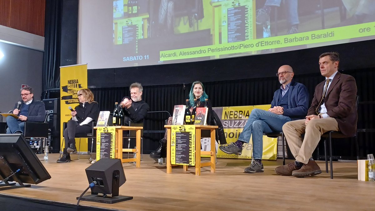 Basil_73's tweet photo. Il pomeriggio del @NebbiaGialla si apre con un palco decisamente gremito di autori. @paoloroversi presenta #Aicardi & #Pastori, #BarbaraBaraldi, #Perissinotto & #dEttorre. #follipergialli https://t.co/7VMD89v9qJ