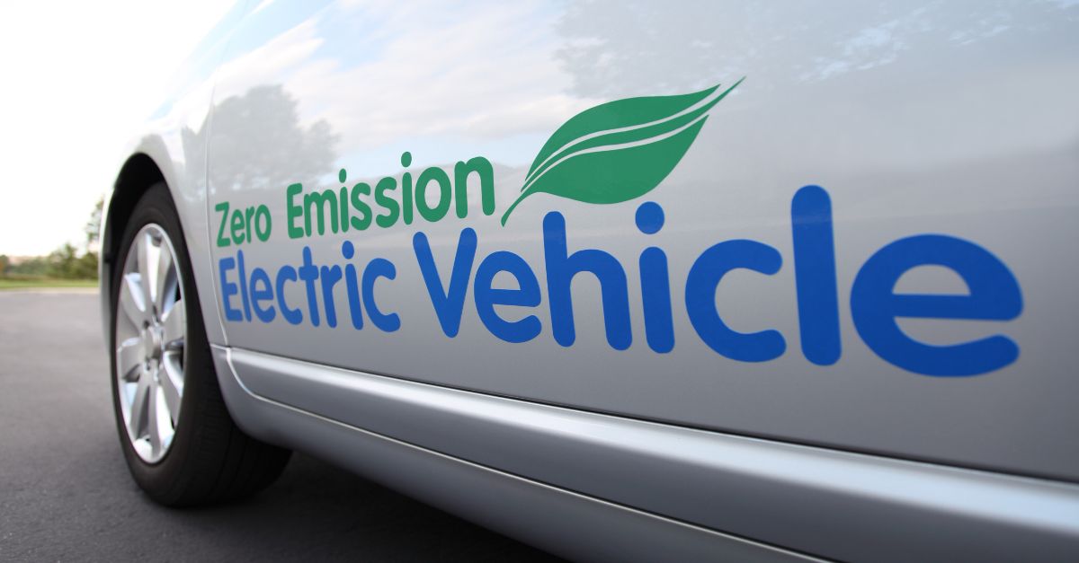 Making the switch to an electric vehicle is not only good for your wallet, but it's a game-changer for the planet. Reduce your carbon footprint and join the #EVRevolution 🌍🚗💚 #SustainableLiving

👉 greenifytheplanet.com/blog/10-benefi…