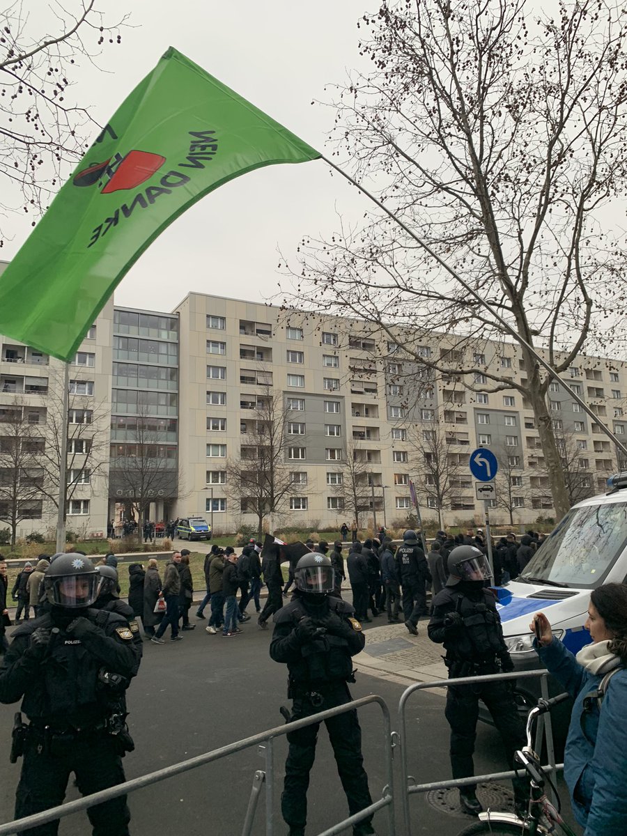 pablo_lej's tweet photo. Holocaustleugnung mitten in Dresden. Geschützt durch die deutsche Polizei. Danke an den antifaschistischen Gegenprotest. #de0211 https://t.co/pHsOpgLN7A