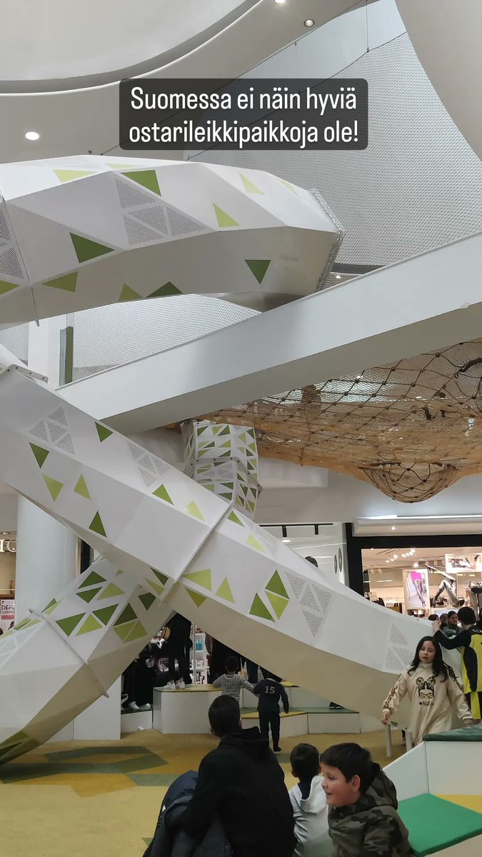 Kun puhutaan että suomi voisi olla #lapsiystävällinen niin julkisiin tiloihin ja ostareihin kaivattaisiin jotain tällaista mitä löytyy Elchestä Espanjasta #kiinteistöt #rakentaminen <a href="/EspooEsbo/">Espoon kaupunki</a> <a href="/helsinki/">Helsingin kaupunki</a>