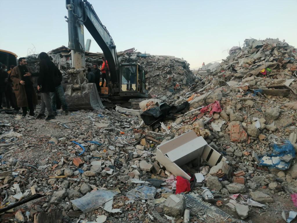 sedanrts's tweet photo. 11.02.23 18.30 Çınar apartmanı A bloğun ortasından  şimdi ses gelmeye başladı hala umut var SES DİNLEME VE ISI CİHAZI İSTİYORUZ ÖN TARAF TARANMALI orda da insanlar olabilir adıyaman merkez cumhuriyet mah kemalpaşa cad çınar apartmanı a blok ön tarafı @ahbap @BabalaTv @haluklevent https://t.co/S26abupzUn