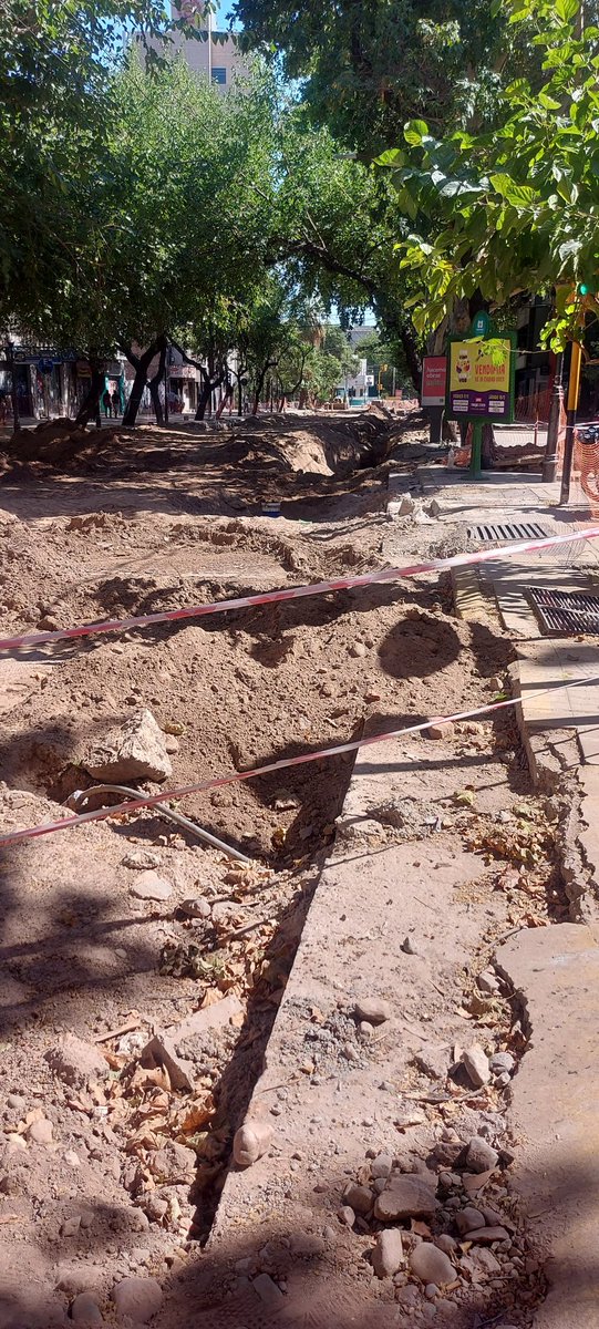 CuyoNoticias's tweet photo. Parece q solamente trabajan de lunes a viernes los empleados de #aysan Aguas Mendocinas que llevan 20 dias o mas con esta obra. No trabajan doble turno ni sábados tampoco.#ciudaddeMendoza . Mientras, los vecinos sufrimos los inconvenientes cc @UlpianoSuarez https://t.co/zKy3zonxcU