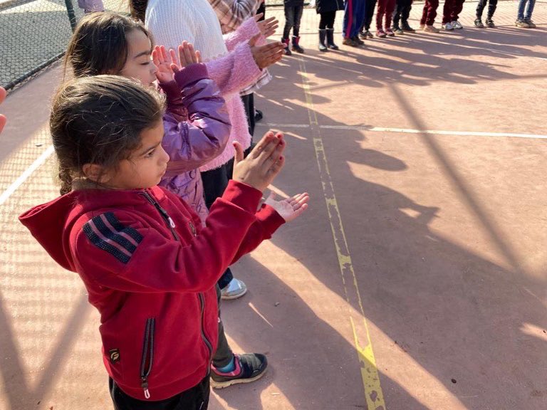 yetimvakfi's tweet photo. Psikososyal destek ekiplerimiz deprem bölgesinde birçok noktada vatandaşlarımıza hizmet ediyor. #BirizBeraberiz https://t.co/dedRQfGxND
