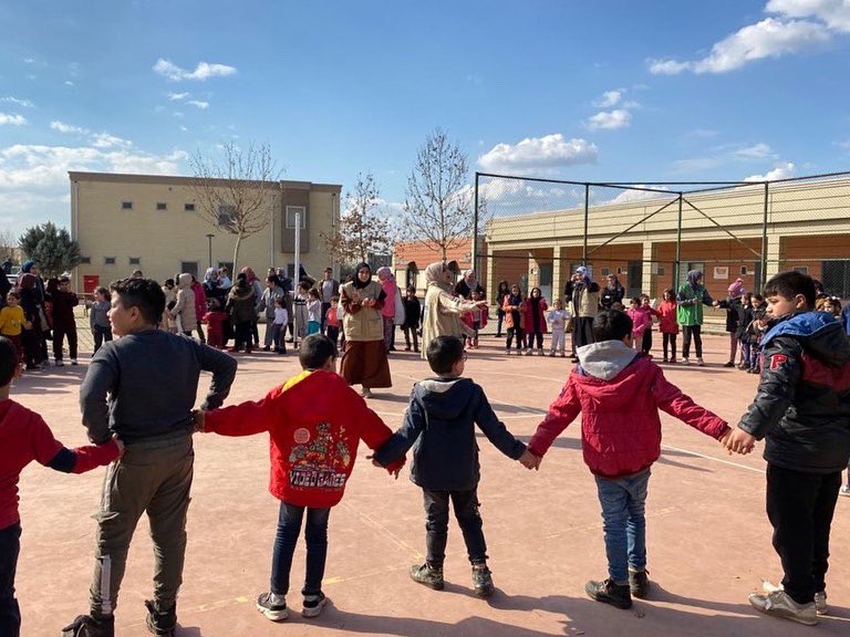 yetimvakfi's tweet photo. Psikososyal destek ekiplerimiz deprem bölgesinde birçok noktada vatandaşlarımıza hizmet ediyor. #BirizBeraberiz https://t.co/dedRQfGxND