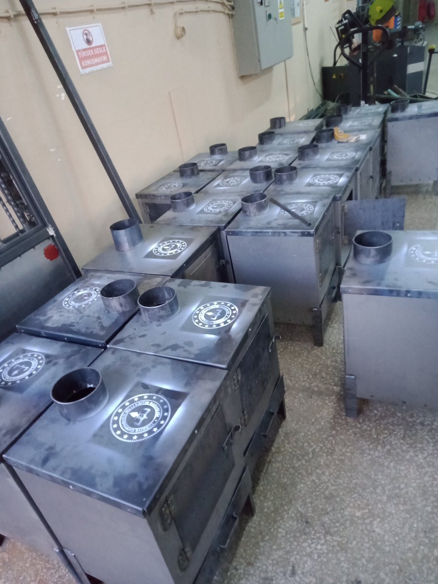 eml_kartal's tweet photo. Deprem bölgesinde konteyner ve çadırlarda kullanılmak üzere okulumuzda soba üretimi yapılmaktadır. https://t.co/u86wJ5hlym