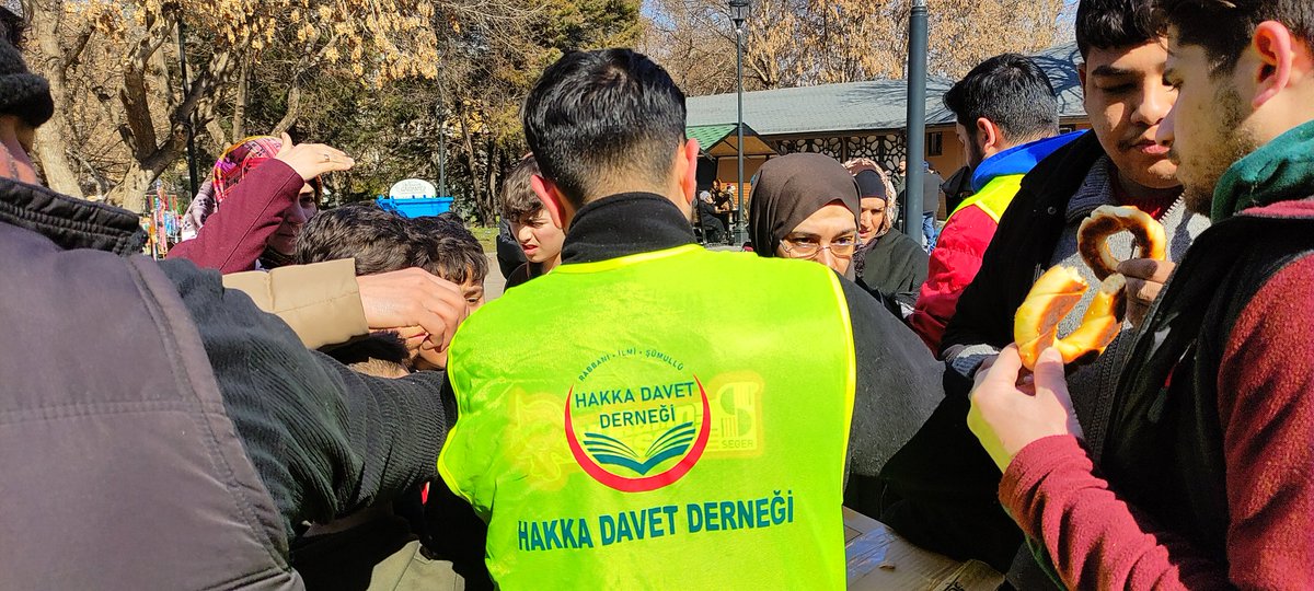 FurkanDerGAntep's tweet photo. HER AN ZAMAN, HER KOŞULDA!
HALKIMIZIN YANINDAYIZ!

Gaziantepli Furkan Hareketi mensupları olarak, halkımızın yanında olmaya, yardımlarına koşmaya devam ediyoruz.
Bugün şehrimizin muhtelif yerlerinde sıcak çorba ve simit ikramında bulunduk.

📍Ulu Cami
📍Yeşilkent/Asri Mezarlıklar https://t.co/chGIE7PtEc
