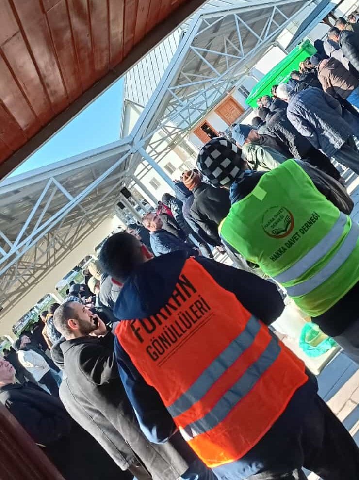 FurkanDerGAntep's tweet photo. HER AN ZAMAN, HER KOŞULDA!
HALKIMIZIN YANINDAYIZ!

Gaziantepli Furkan Hareketi mensupları olarak, halkımızın yanında olmaya, yardımlarına koşmaya devam ediyoruz.
Bugün şehrimizin muhtelif yerlerinde sıcak çorba ve simit ikramında bulunduk.

📍Ulu Cami
📍Yeşilkent/Asri Mezarlıklar https://t.co/chGIE7PtEc