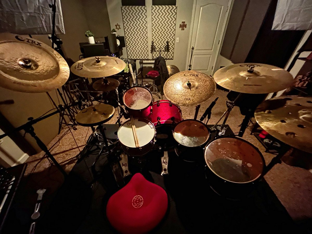 Utiliza audídonos para que puedas apreciar las tonalidades y el sonido de la bateria.

youtu.be/RIjaCj2VEBI