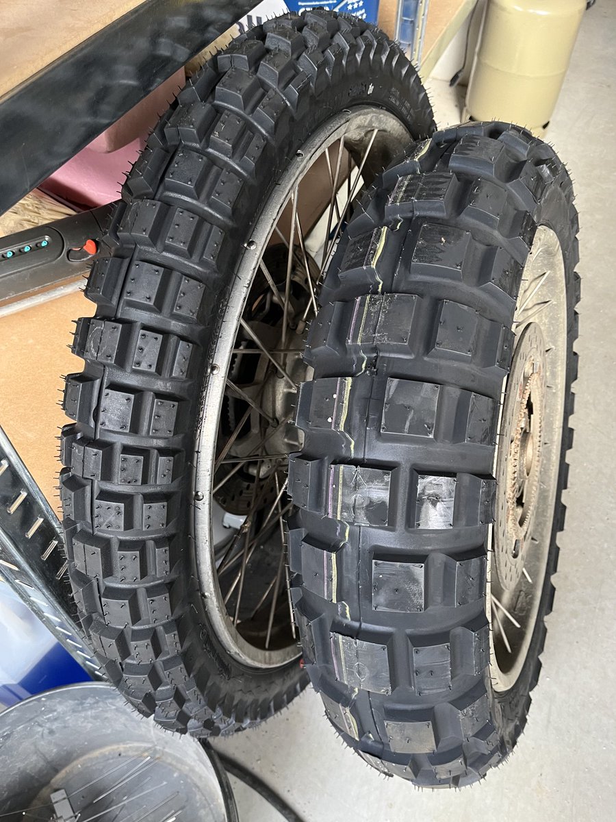 schiedi's tweet photo. 2. Radsatz der GS neu besohlt.
Vorne 21“ (Serie 19“).
Motorradsaison ist ja (wie die Grillsaison) schon in den 2. Monat gestartet.
#Goibe https://t.co/AUx2olpFtY