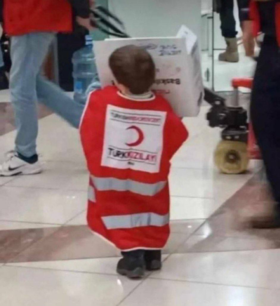 muhendisyenn's tweet photo. Küçük elleriyle yardım taşıyan minik yavrumuz❤️

#deprem https://t.co/8SDM6U81tR