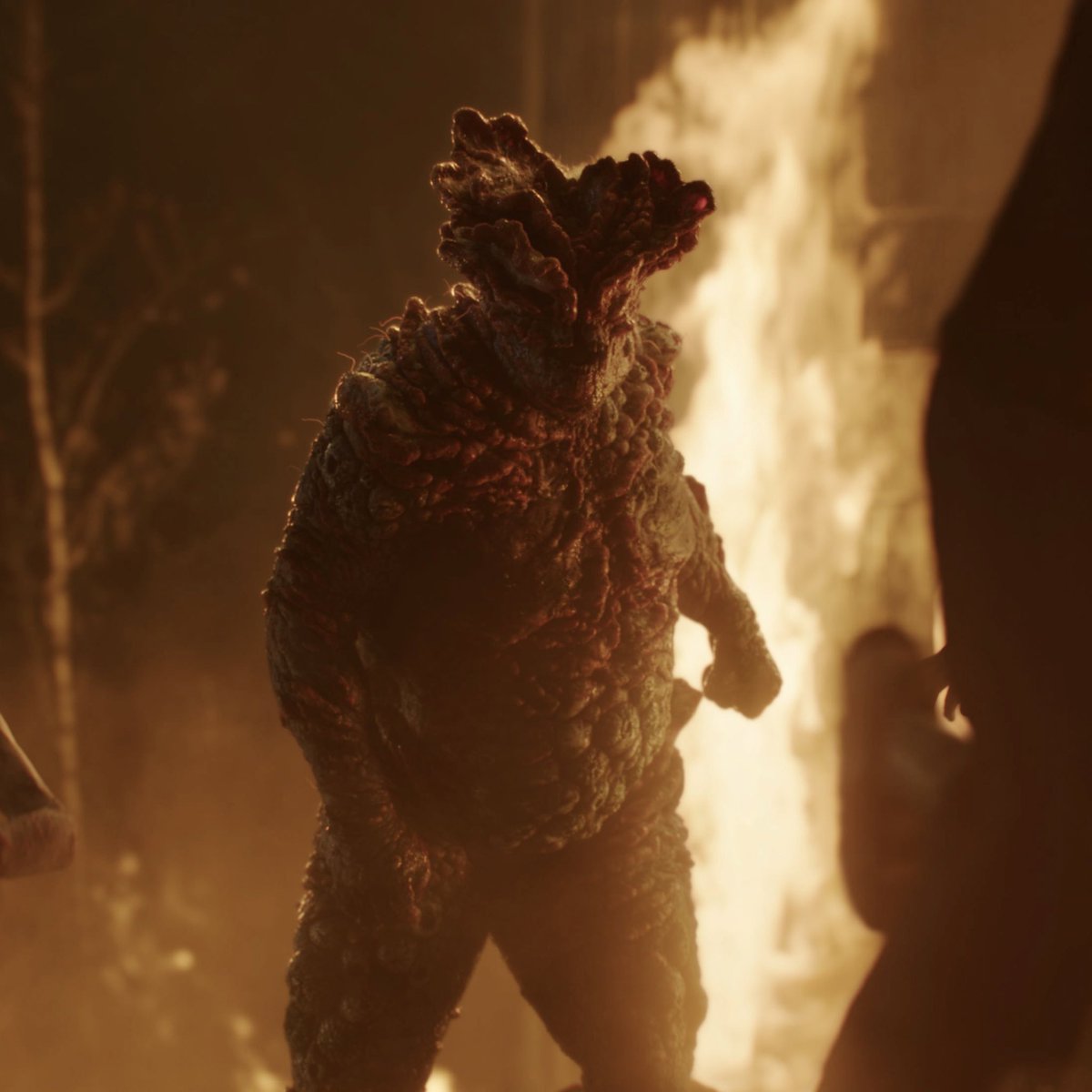 PortalTLOU's tweet photo. 🚨 NÃO ERA SÓ CGI: o Baiacu de #TheLastOfUs foi interpretado pelo ator de 1,93m Adam Basil.

Ele foi completamente coberto com uma grande e pesada prótese que custou MEIO MILHÃO de libras e levava 1 hora para ser vestida. Sua aparência e animação foi aperfeiçoada com VFX. https://t.co/kGW7AECeq6