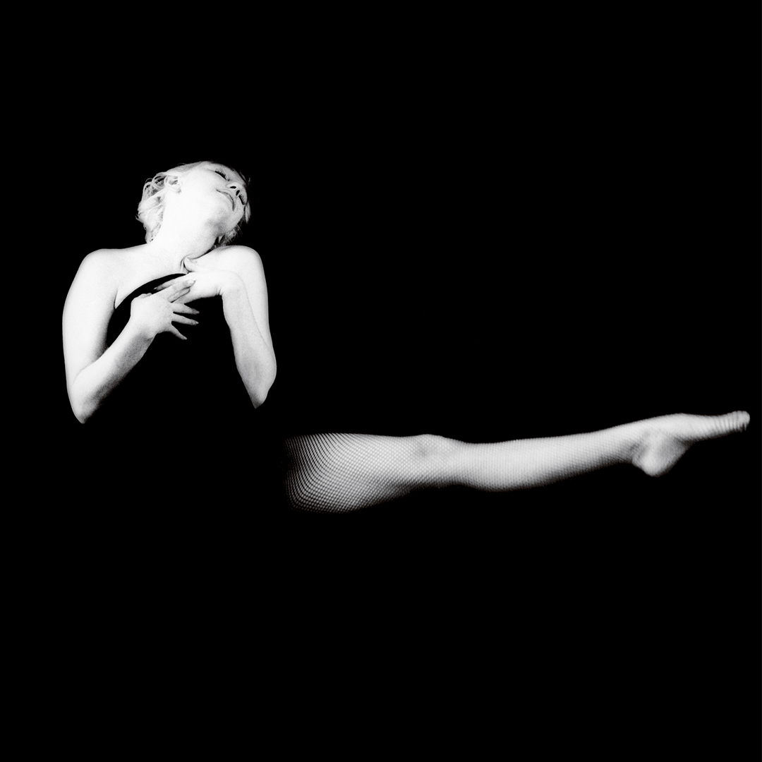 Marilyn in the studio as part of the ‘Black Sitting’ series.

New York, 1956.

📸: #MiltonHGreene

#MarilynMonroe #February #Love #Fashion #Icon #Photography
