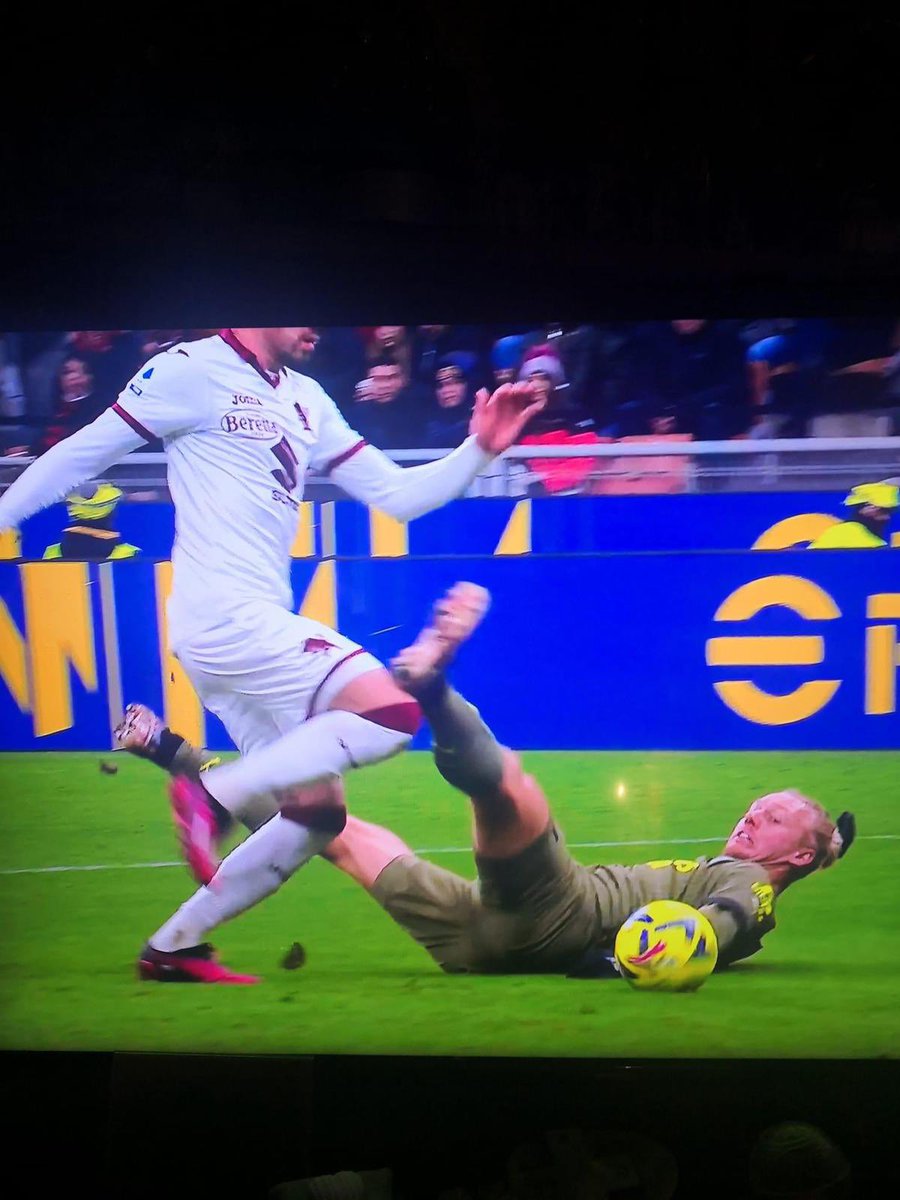 ReinaudiB's tweet photo. A parti invertite il rigore lo avrebbero fischiato, forse ... #toro #torino #actorino #torinofc #torinocalcio #fvcg https://t.co/pq3rXomJhj
