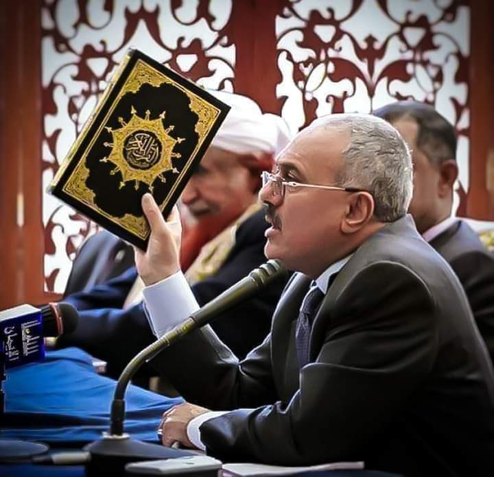 نكبة فبراير مأساة ادخلت اليمن في عالم الفوضى لم يستجيبوا صناع الفتن لدعوة الشهيد الزعيم الصالح #علي_عبدالله_صالح للاحتكام الى كتاب وسنة رسوله وصمموا على الشارع وكانت النتيجة ضياع البلد والسيادة والدولة . الرحمة والمغفرة والخلود للزعيم وكل شهدائنا الأبرار. #تحيا_الجمهورية_اليمنية