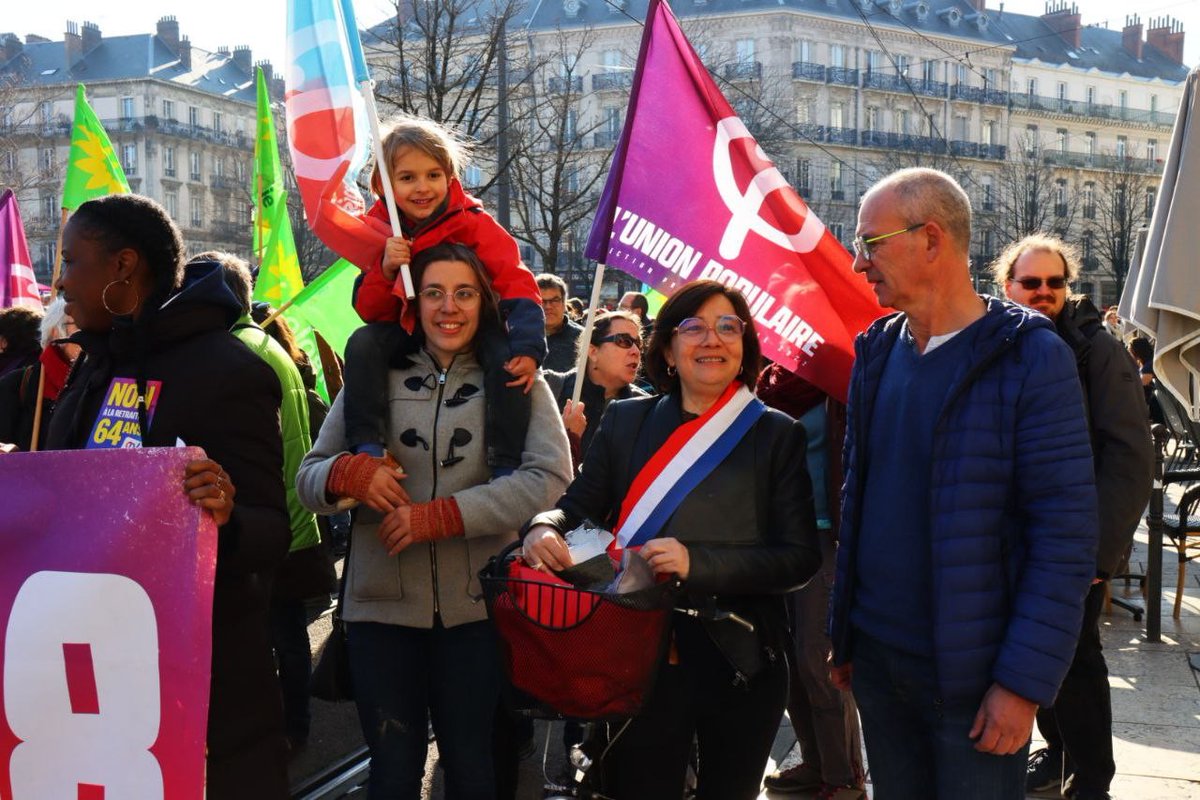 ElisaMartinGre's tweet photo. #Grenoble toujours mobilisée contre la #ReformesDesRetraites pour la #manif11fevrier ! Les mensonges de la minorité présidentielle et sa volonté nous imposer sa réforme ne passent pas, on ira jusqu'au retrait ! ✊ https://t.co/n2VthDZMnQ