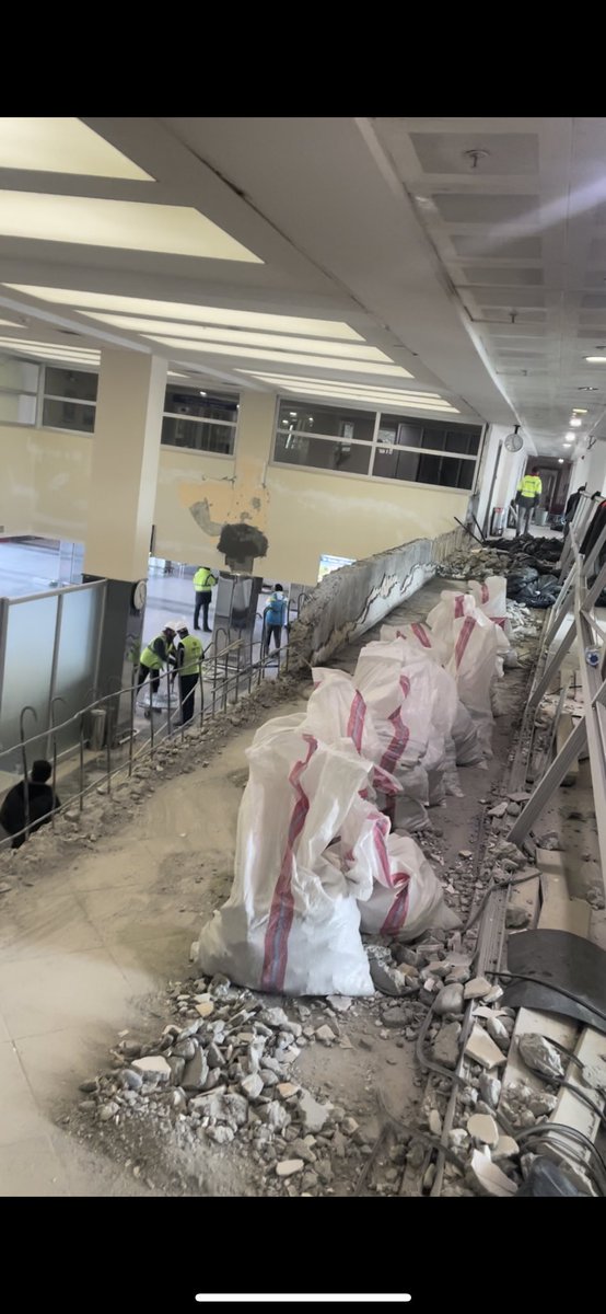 altunbays's tweet photo. + Hala ne güvenliği ne checkininden bahsediyorsun kaptanım? sen kitle kapını, checkini tahliyelerden sonra konuşuruz. https://t.co/sJDiE6OX1A