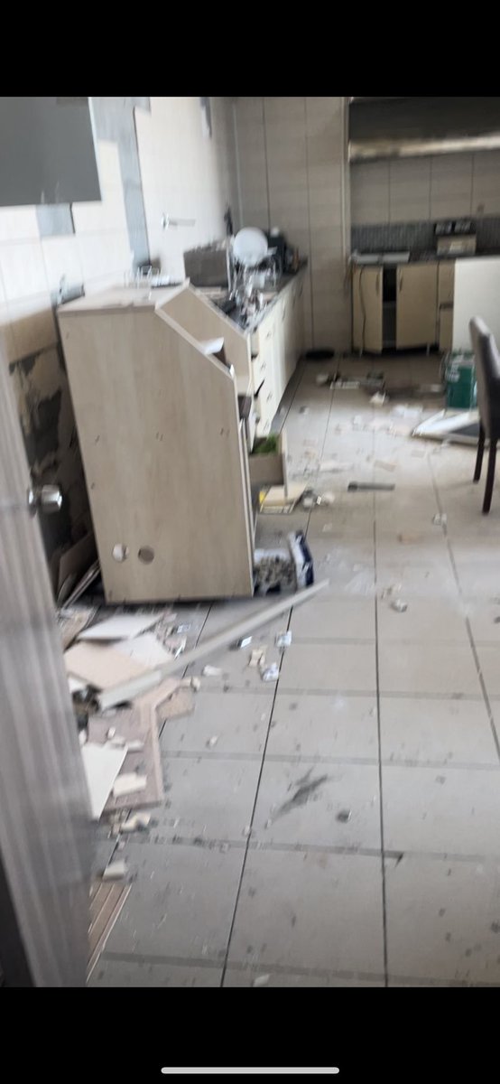 altunbays's tweet photo. + Hala ne güvenliği ne checkininden bahsediyorsun kaptanım? sen kitle kapını, checkini tahliyelerden sonra konuşuruz. https://t.co/sJDiE6OX1A