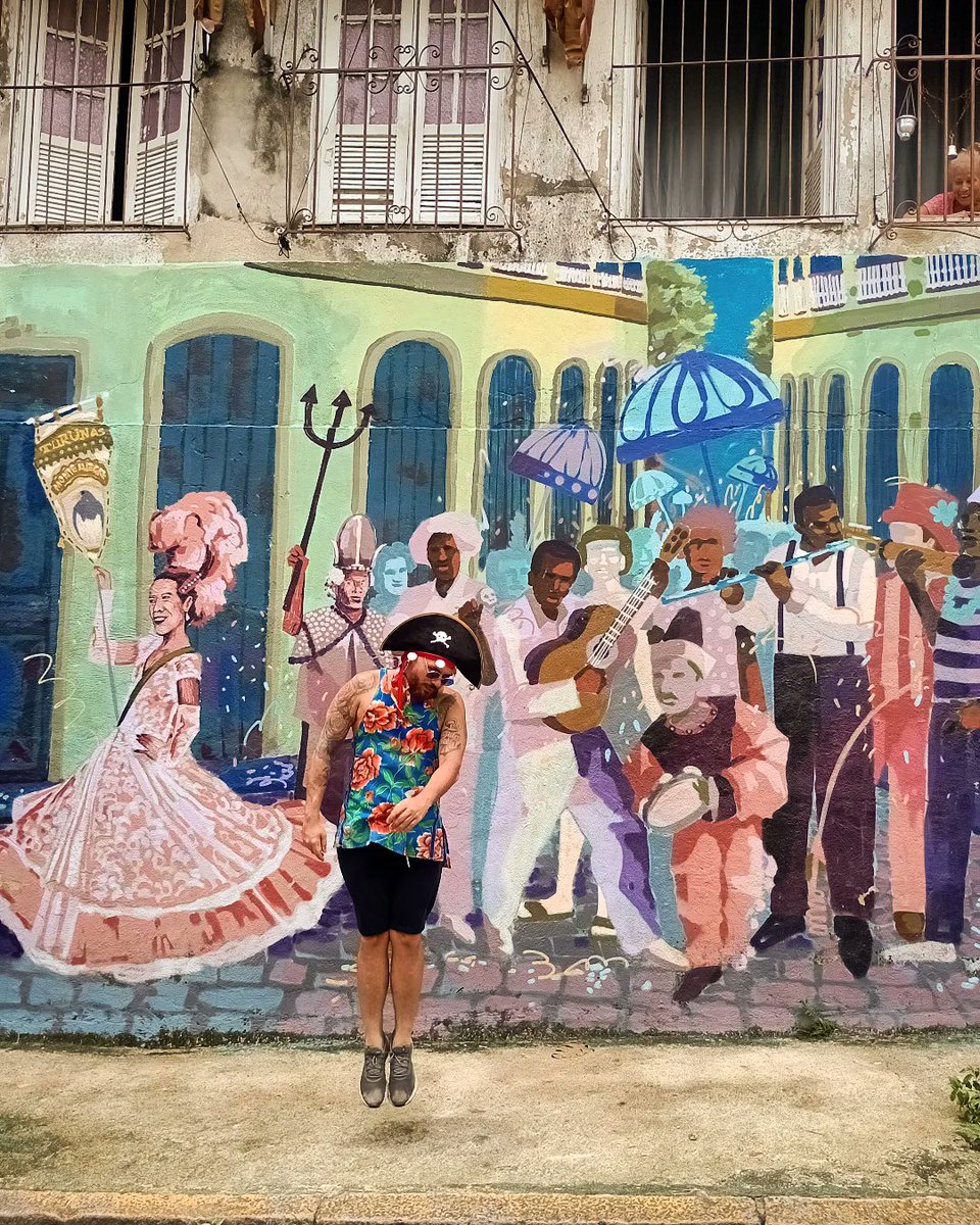 leandrovieirarj's tweet photo. Eu trabalho o ano todo direitinho, respeito prazo, adianto a fantasia de geral, deixo as alegorias tinindo e a parada o mais finalizada possível só pro "carnaval" não atrapalhar meu carnaval.  Bora pra rua galera! Viva o carnaval carioca!!! https://t.co/YEAu4b0fsO