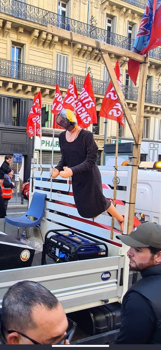 JTsert's tweet photo. Quoi2news ?, [11/02/2023 à 16:44]
Le gouvernement annonce l’ouverture d’une enquête après les images d’une poupée gonflable à l'effigie d'Elisabeth Borne pendue à Marseille.
 https://t.co/kf745Se3bz https://t.co/8tG7KxkJH2