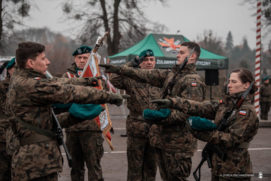 MiroslawBrys's tweet image. Pomimo trudnych warunków pogodowych ponad 2️⃣5️⃣0️⃣0️⃣ochotników #DobrowolnaZSW  złożyło dzisiaj przysięgę wojskową w 28 lokalizacjach na terenie całej🇵🇱.
Gratuluję wytrwałości i widzimy się w II etapie - szkoleniu specjalistycznym!💪#ZostańŻołnierzem