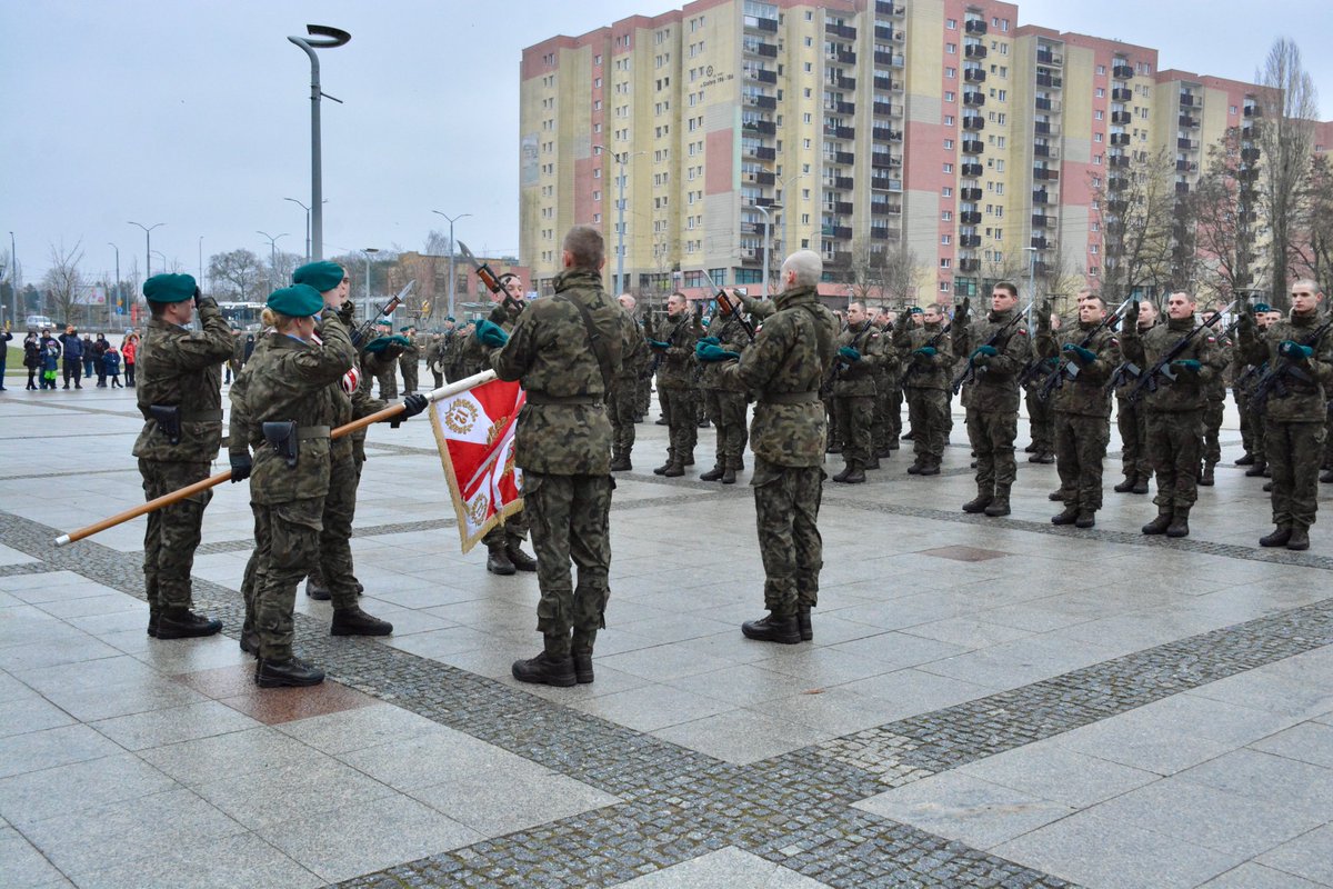 MiroslawBrys's tweet image. Pomimo trudnych warunków pogodowych ponad 2️⃣5️⃣0️⃣0️⃣ochotników #DobrowolnaZSW  złożyło dzisiaj przysięgę wojskową w 28 lokalizacjach na terenie całej🇵🇱.
Gratuluję wytrwałości i widzimy się w II etapie - szkoleniu specjalistycznym!💪#ZostańŻołnierzem