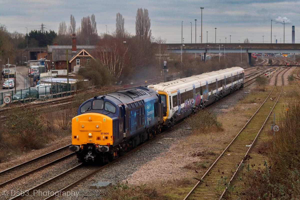 DSB3PHOTOGRAPHY's tweet image. 37800 powers through Stapleford working 5Q23 from Slade Green - Doncaster with 465921 in tow.

This is my first picture i have posted here using my new camera!

#class37 #class465 @RailOpsGroup
