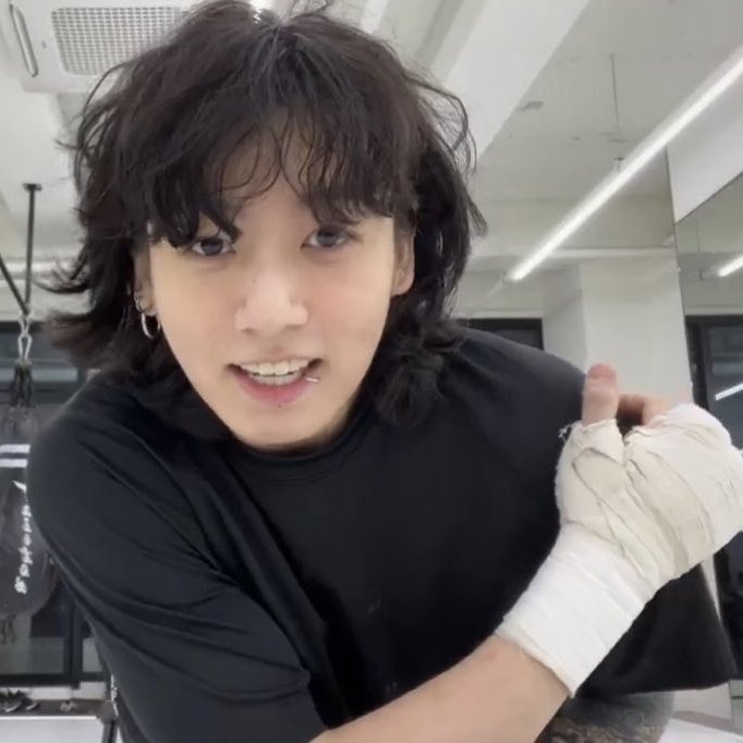 dailyofvk's tweet photo. 🐻: I've never seen anyone who looks better with long hair than jungkook https://t.co/uuFAxn56o1