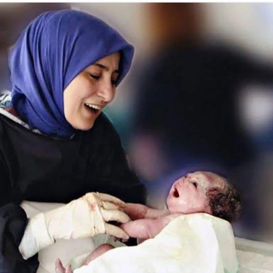 Deprem bölgesinde gönüllü doktorluk yapan Genel başkanımızın eşi, Sare Davutoğlu hanım, göçük altından çıkarılan kadının doğumunu gerçekleştirdi. 
Rabb'im razı olsun...🤲
#HalaUmutvar 🇹🇷