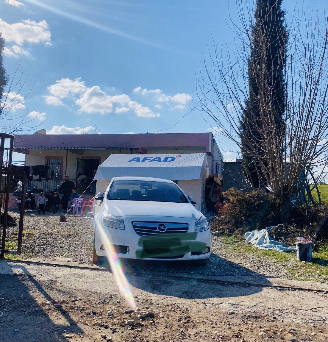 aliosmanyanak's tweet photo. Bu iki fotoğrafı da bu gün çektim. Burası Adıyaman. 
Sizce hangi fotoğrafta çadıra ihtiyaç var? https://t.co/F8fhL161hy