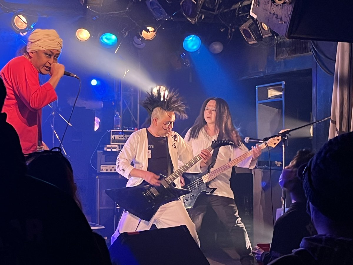 tomo_drumusume's tweet photo. 弟子仲間と師匠のバンドはちょっと贔屓して別ツイートにしますね（笑）

久々のRED FAN、やっぱり世界観バリバリでカッコ良かったです‼︎
そして髪の立て方の奥義を聞きました(￣∀￣)

因みに4枚目の写真は
「このドライヤーでソレ立てたの⁉︎」
です🤣🤣🤣

#REDFAN 
#目黒ライブステーション https://t.co/wtBsFWhjiw