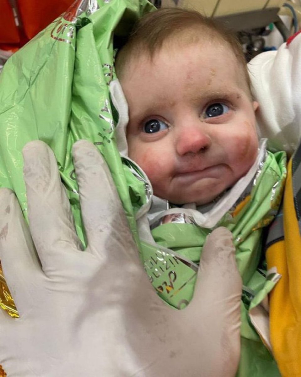 “Seni öpüyorum güzel gözlerinden. Yaşlı gözlerinden. Buruk tebessümünden. Umudun en güzel ışığı küçük bebeğim.