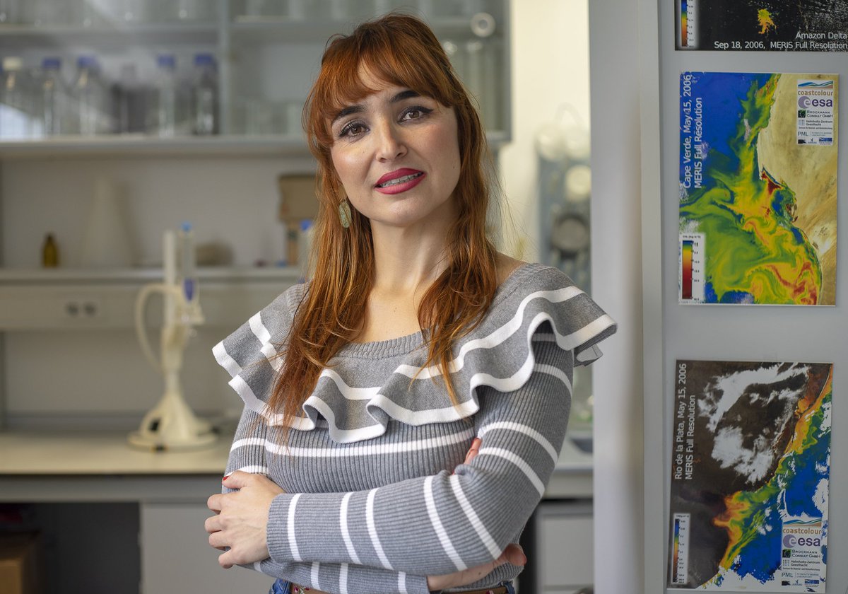 CSIC's tweet photo. Isabel Caballero (@ICaballero28), del @ICMAN_CSIC, estudia el control de las costas a partir de imágenes de los satélites Sentinel, para conocer la calidad del agua, la evolución del litoral, las consecuencias de la actividad humana o del cambio climático https://t.co/bOdaVlHPgw https://t.co/qO9IdzimsN