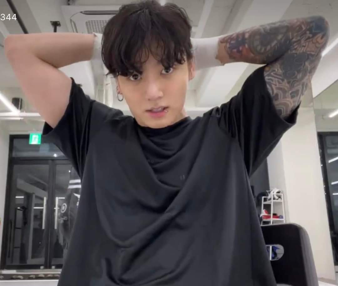 LimaMadhu2's tweet photo. #JKLive 
#JungKook 
#JEONJUNGKOOK 
JK's hair 💆🥹🖤 https://t.co/2xZHAlgtDw