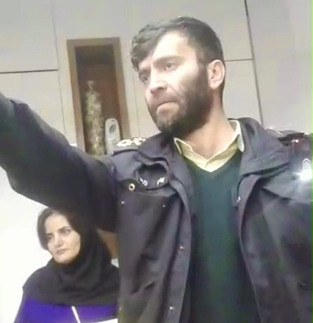 تو این مملکت حتی اگر مطابق قانون هم با عرزشیا بر خورد کنی جرم‌ محسوب میشه و باید منتظر محاکمه باشی :|
در تاریخ بنویسید جرمش این بود فقط طبق قانون حرف زد،بازداشت شد و منتظر محاکمه....
#بهنام_زارعی