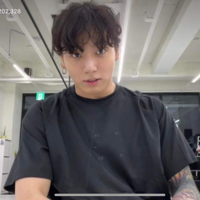 LimaMadhu2's tweet photo. #JKLive 
#JungKook 
#JEONJUNGKOOK 
JK's hair 💆🥹🖤 https://t.co/2xZHAlgtDw