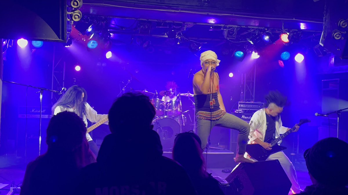 tomo_drumusume's tweet photo. せっかくなので最後の曲からのドラムソロも上げておきますψ(｀∇´)ψ

最後の最後にスティック折って退場するとか…持ってますね、PEPEさん(￣∀￣)

#REDFAN 
#目黒ライブステーション https://t.co/8c3RfsYNp0