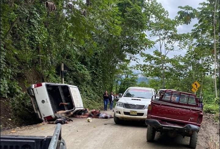 Caretas's tweet photo. #ATENCIÓN | Un vehículo de la Comisaria de Natividad en el VRAEM fue emboscado por subversivos, se reportan varios fallecidos. https://t.co/LSuHTxdoLB
